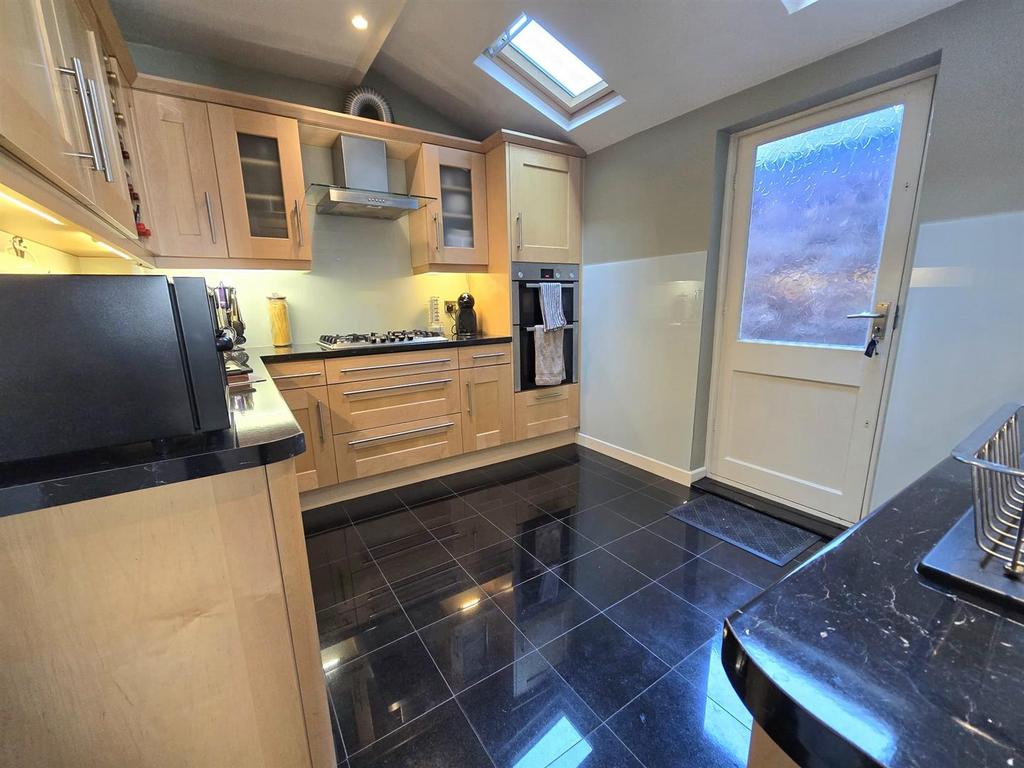 Kitchen 2.jpg