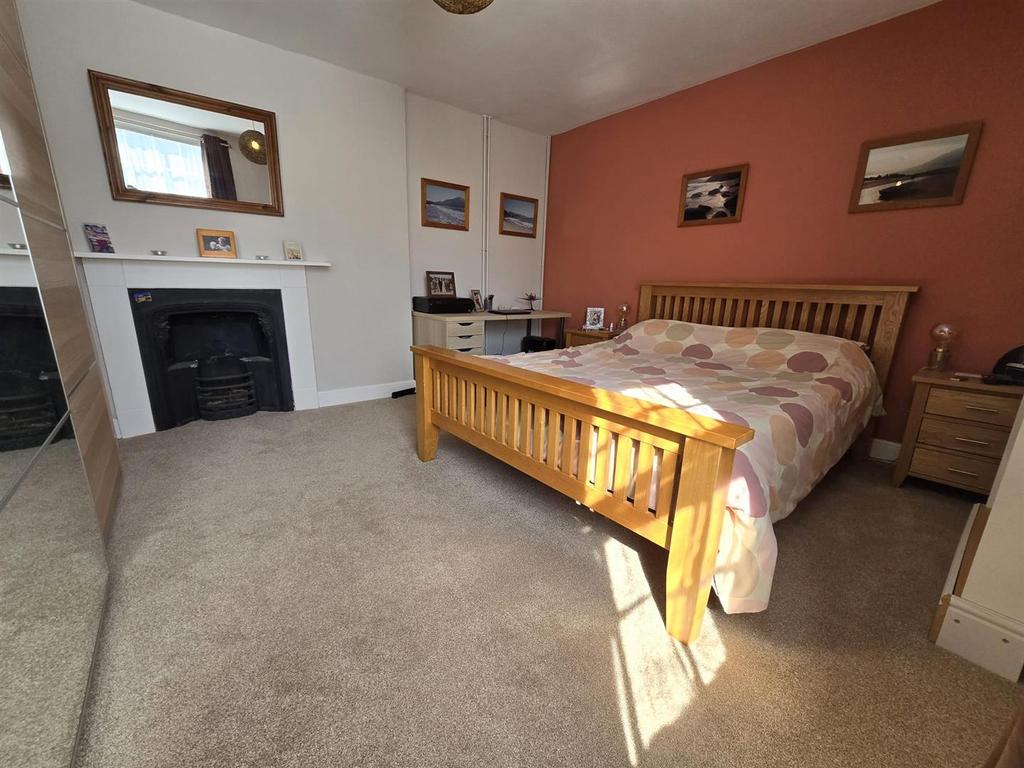 Bedroom 1.jpg