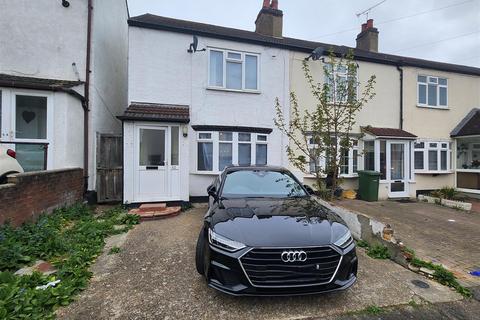 3 bedroom terraced house to rent, 52 Dunton Road Romford - AVAILABLE NOW!