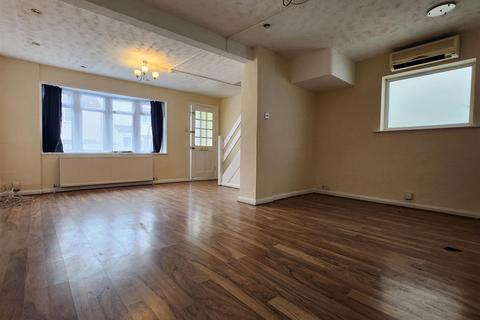 3 bedroom terraced house to rent, 52 Dunton Road Romford - AVAILABLE NOW!