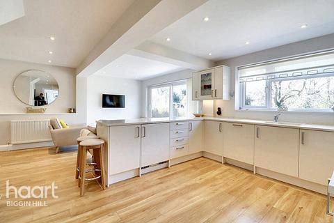 3 Rag Hill Close, Tatsfield, Westerham, TN16 2LR