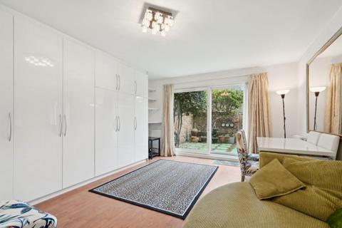Studio to rent, Bartle Road, London W11