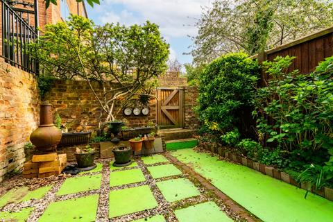 Studio to rent, Bartle Road, London W11