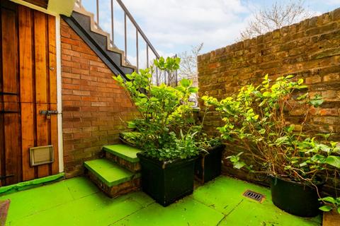 Studio to rent, Bartle Road, London W11
