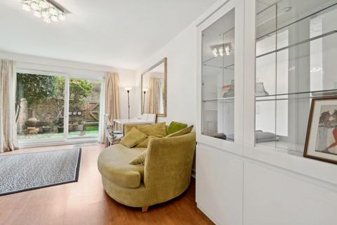 Studio to rent, Bartle Road, London W11