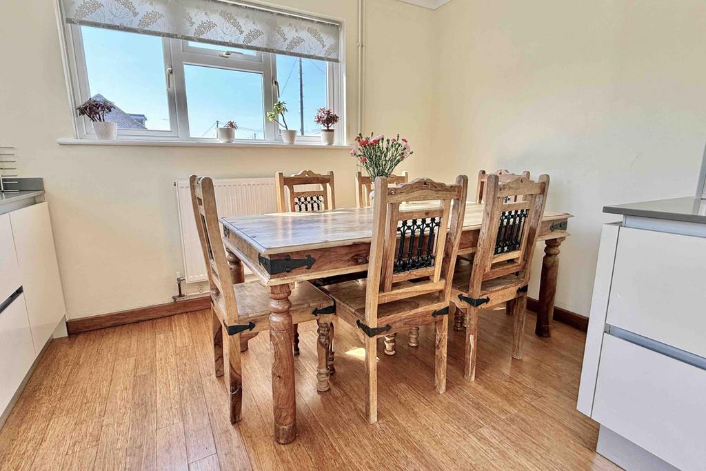 Meadow Way Ringwood, BH24 1RY - More