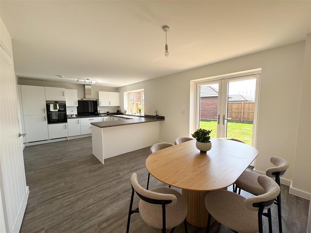 Plot 4 dining room.jpg