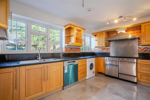 5 bedroom detached house to rent, Illingworth, Windsor
