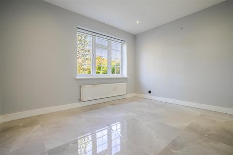 5 bedroom detached house to rent, Illingworth, Windsor