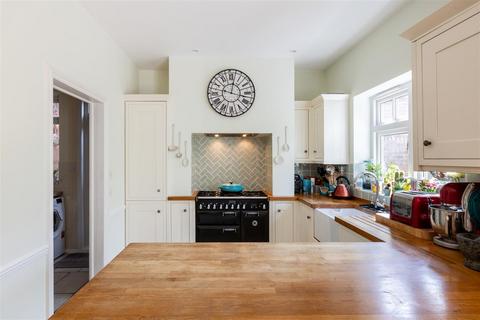 4 bedroom detached house for sale, Fengates Road, Redhill