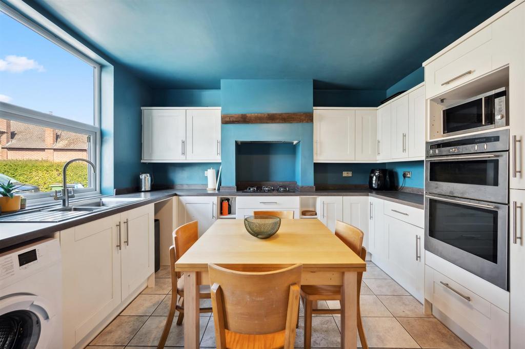 Breakfast Kitchen - to worktops.jpg