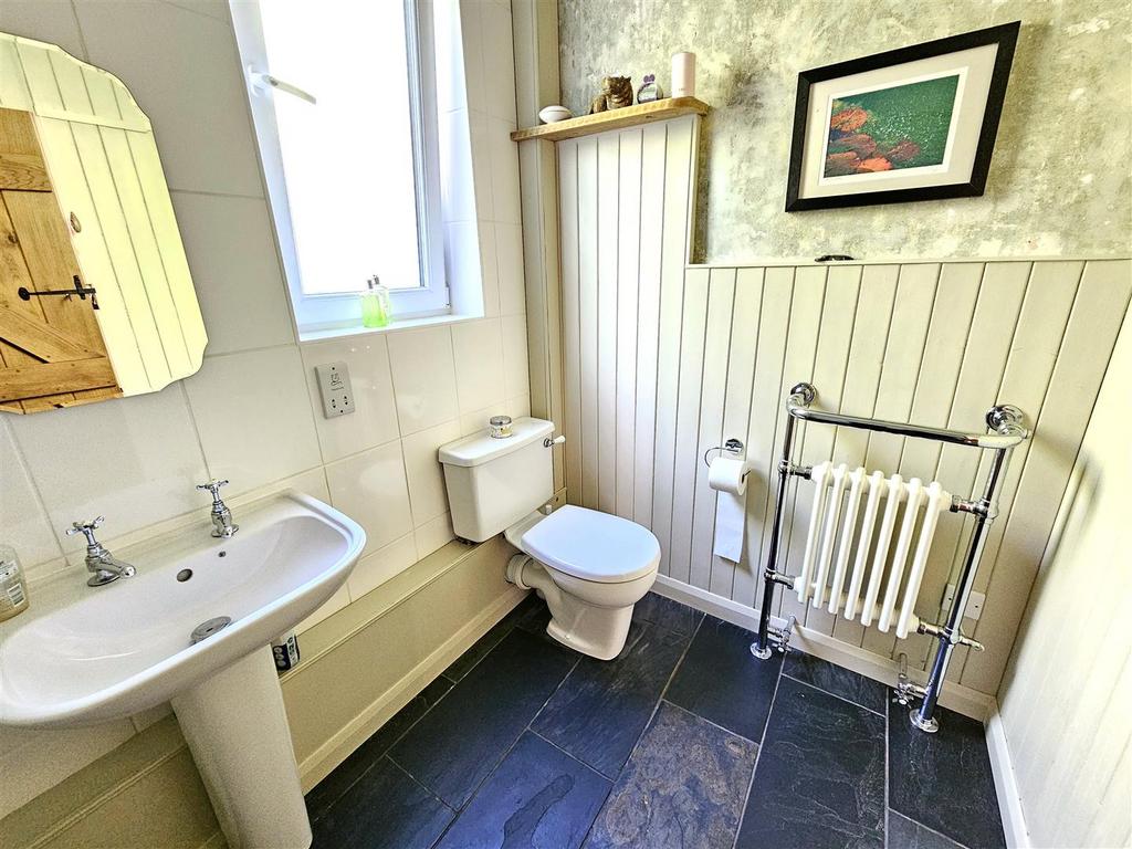 Bathroom (2).jpg