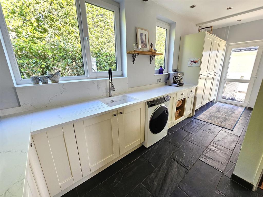 Kitchen (2).jpg