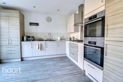 3 bedroom detached house to rent, Parker Drive, Basildon