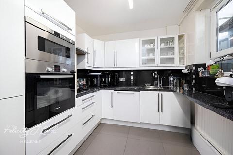 3 bedroom flat to rent, Paragon Road, LONDON