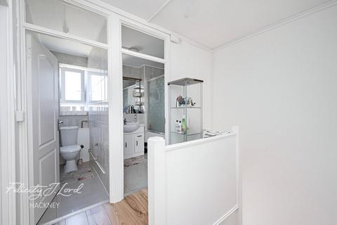 3 bedroom flat to rent, Paragon Road, LONDON