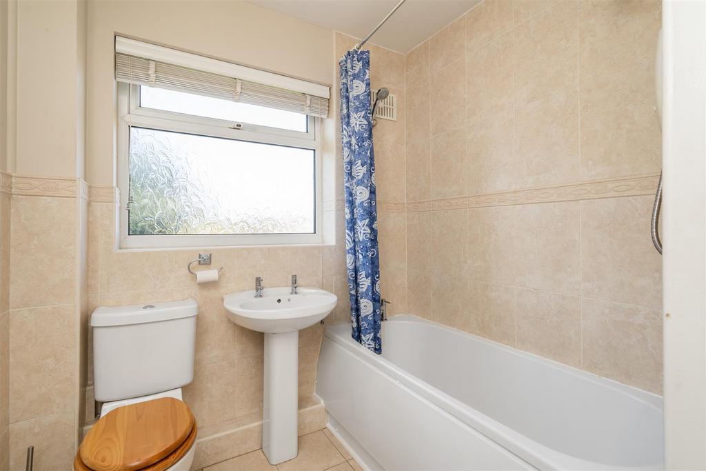 10 Milton Close 3.jpg