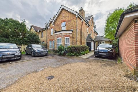 2 bedroom flat to rent, Avenue Road, Romford RM3