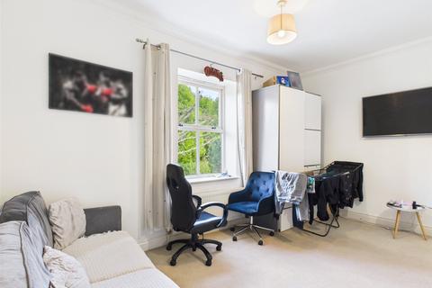 2 bedroom flat to rent, Avenue Road, Romford RM3