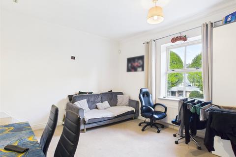 2 bedroom flat to rent, Avenue Road, Romford RM3