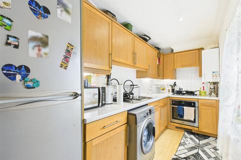 2 bedroom flat to rent, Avenue Road, Romford RM3