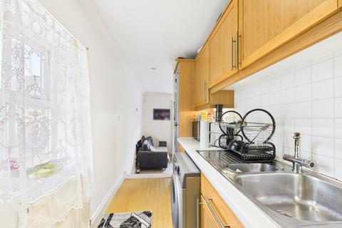2 bedroom flat to rent, Avenue Road, Romford RM3