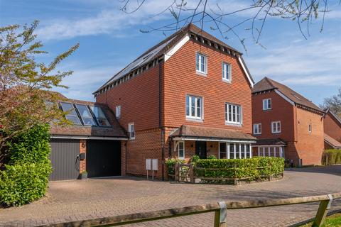 17 Apsley Road, Horley, RH6 9RX