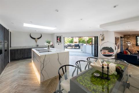 17 Apsley Road, Horley, RH6 9RX