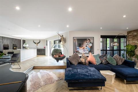 17 Apsley Road, Horley, RH6 9RX