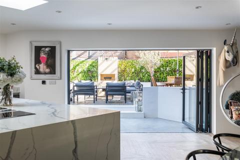 17 Apsley Road, Horley, RH6 9RX