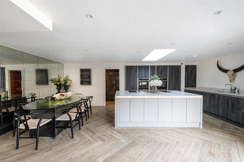 17 Apsley Road, Horley, RH6 9RX