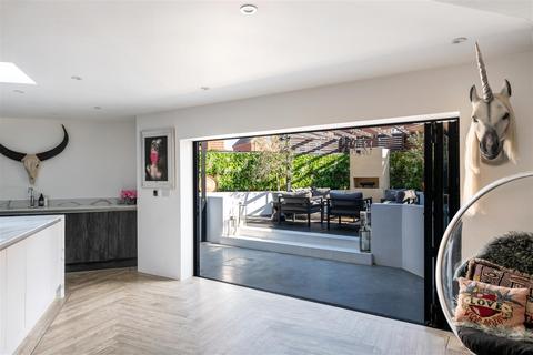 17 Apsley Road, Horley, RH6 9RX