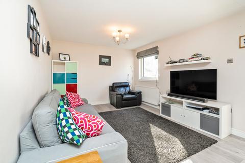 15 Bughtlin Gardens, Edinburgh, EH12 8XB