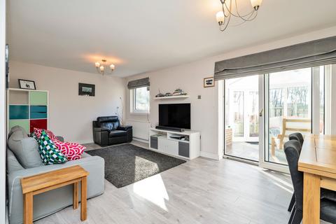 15 Bughtlin Gardens, Edinburgh, EH12 8XB