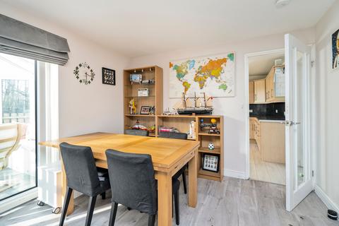15 Bughtlin Gardens, Edinburgh, EH12 8XB