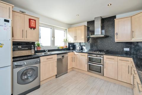 15 Bughtlin Gardens, Edinburgh, EH12 8XB