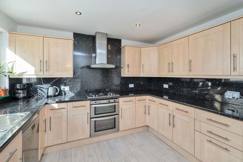 15 Bughtlin Gardens, Edinburgh, EH12 8XB