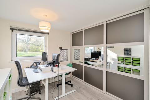 15 Bughtlin Gardens, Edinburgh, EH12 8XB