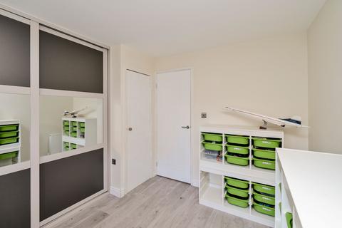 15 Bughtlin Gardens, Edinburgh, EH12 8XB