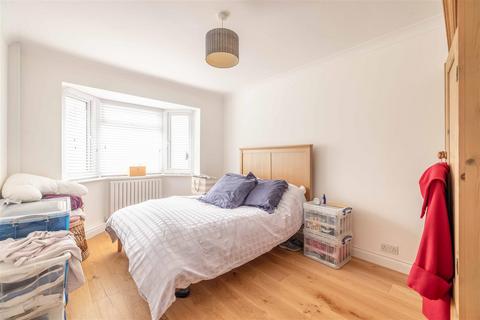 16 The Drive, Wraysbury, Staines-upon-thames, TW19 5ES