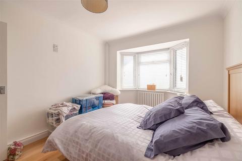 16 The Drive, Wraysbury, Staines-upon-thames, TW19 5ES