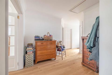 16 The Drive, Wraysbury, Staines-upon-thames, TW19 5ES