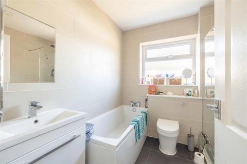 16 The Drive, Wraysbury, Staines-upon-thames, TW19 5ES