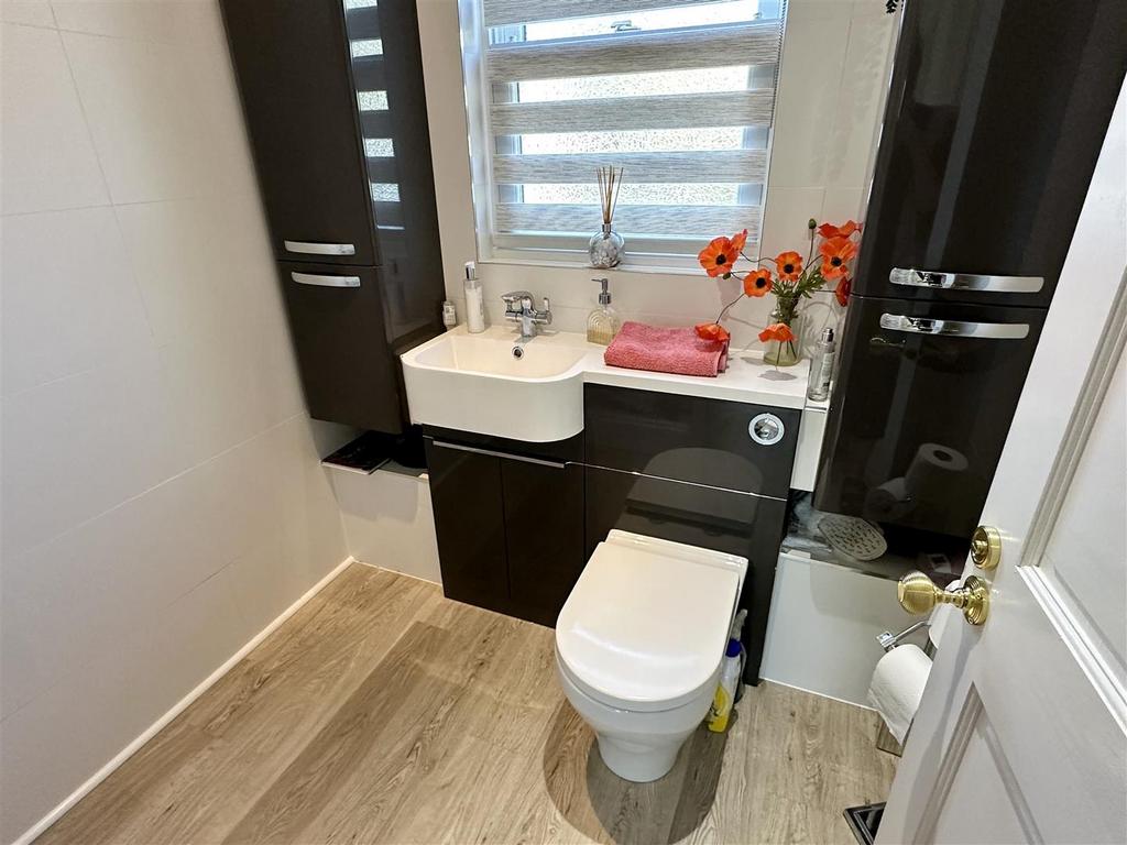 Sownstairs cloakroom