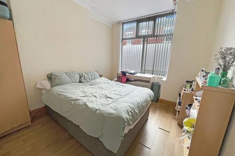 3 bedroom terraced house to rent, Cedar Grove, Manchester M14