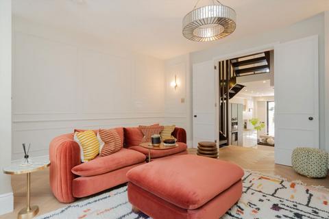 3 bedroom terraced house to rent, Rainville Road, London W6