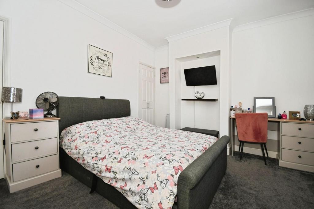 BEDROOM 1 02.jpg