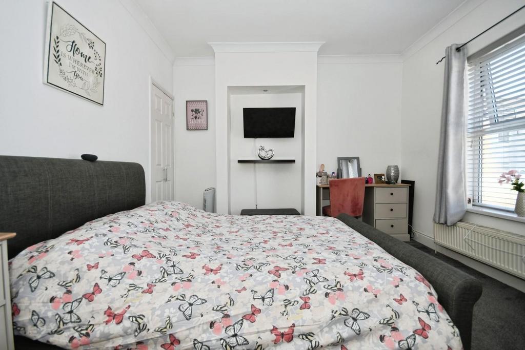 BEDROOM 1 03.jpg