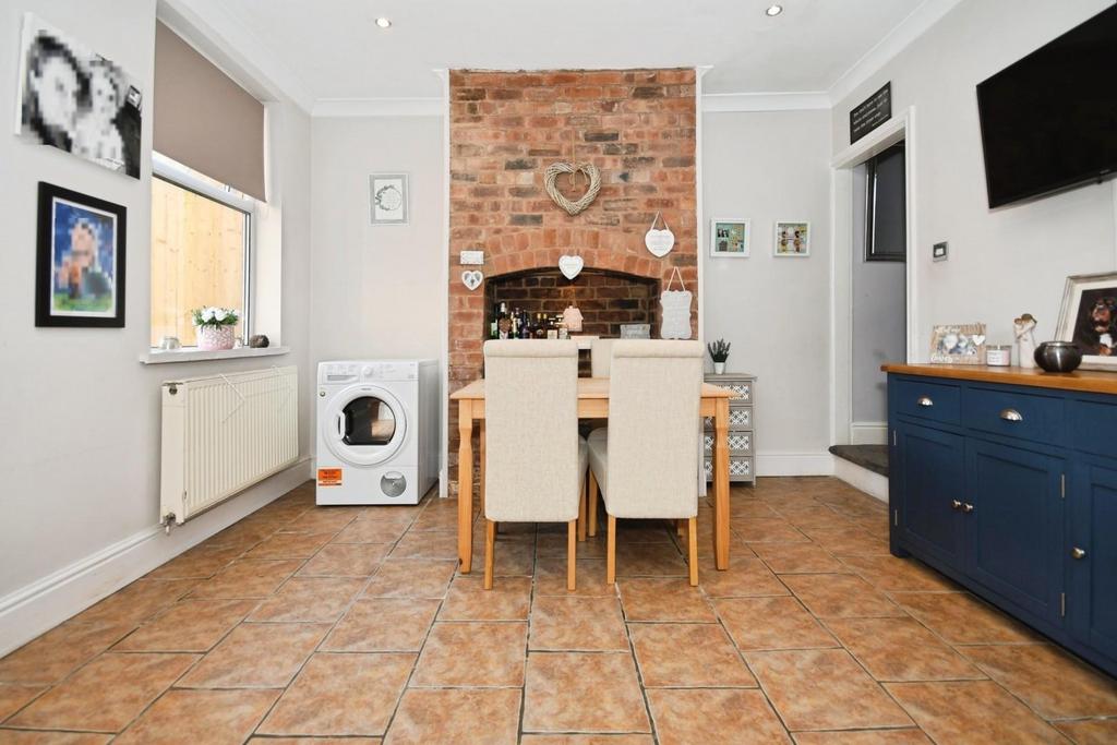 DINING ROOM 02.jpg
