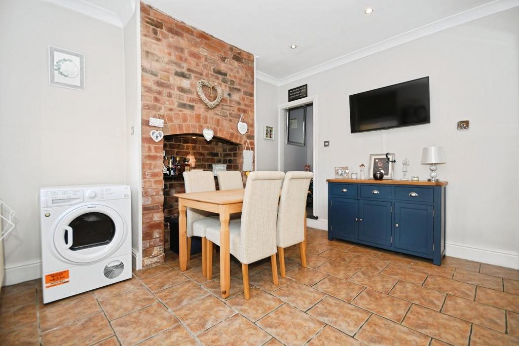 DINING ROOM 03.jpg
